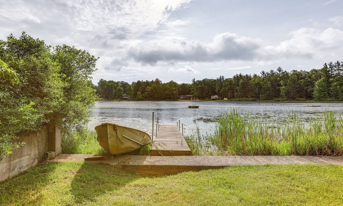 Brohman Cottage | Lakefront Home w/Deck: Central Michigan Escape!