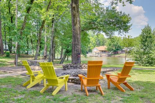 Mid America House | Lakefront Home with Kayaks and Dock in Hot Springs!