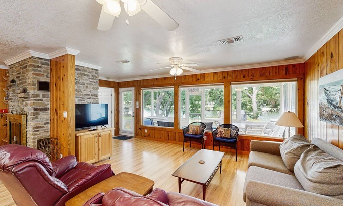Kingsland House | Lakefront home with ping-pong & private dock - kayak available for use