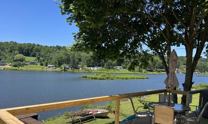 Kingsley House | LAKEFRONT. Hot tub. Fireplace. Close to Elk Mtn. Dog friendly. Updated in 2022.