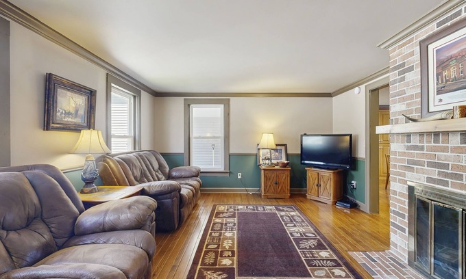 Harshaw House | Lakefront house on 73 acres with water views, jetted tub, pool table & bars