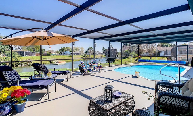 Regency Park House | LAKEFRONT HOUSE WITH HEATED POOL