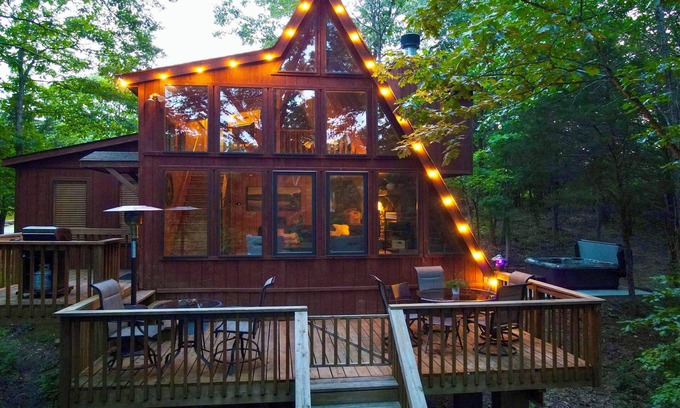 Innsbrook Cabin | Lakefront Innsbrook Chalet: Hot Tub + Fire Pit!
