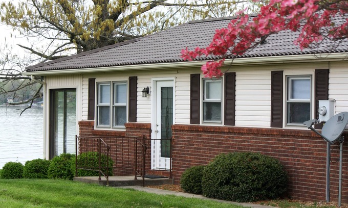Marion House | Lakefront Lake Of Egypt Sleeps 8 w/Dock/two kayaks and on 1 LEVEL!