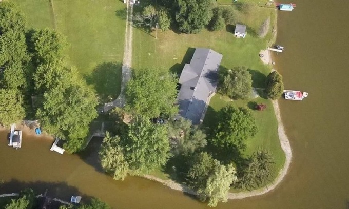 Frontier House | Lakefront Large Home Sleeps 18