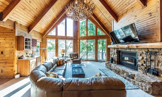 Wolf Creek House | Lakefront Lodge on at Lake of Egypt Sleeps 14 MAX