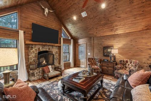 Shreveport House | Lakefront Log Cabin On Emerald Isle With Hot Tub