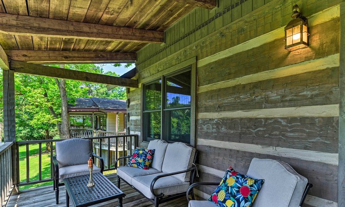 Se Ree Cabin | Lakefront Log Cabin w/ Fire Pit & Gas Grill!