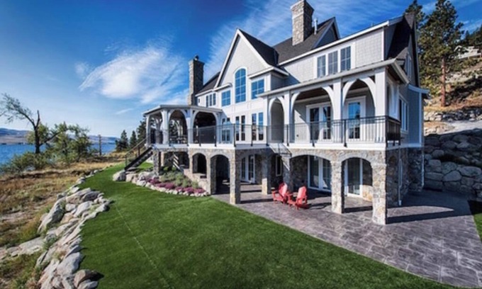Kamloops House | Lakefront luxury house in BC interior - 5 king beds with ensuites - sleeps 25!