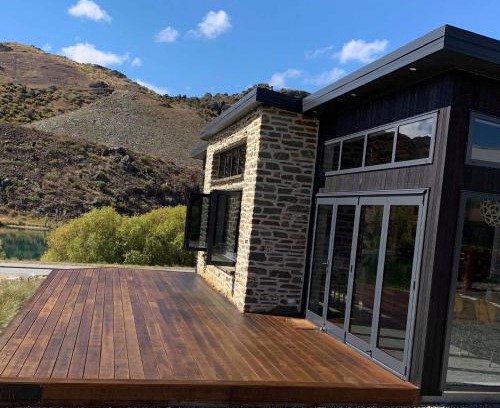 Lowburn House | Lakefront Luxury In Old Cromwell *New 3BR Home*