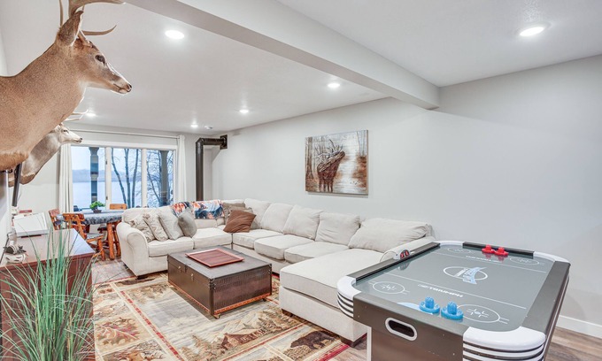 Annandale House | Lakefront Minnesota Vacation Rental w/Dock