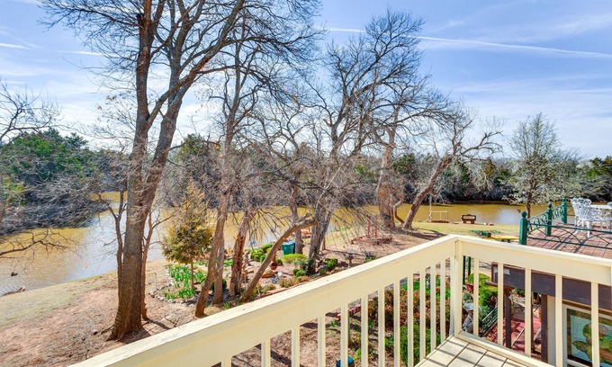 Oklahoma City House | Lakefront Oklahoma City Home w/Pool Access!