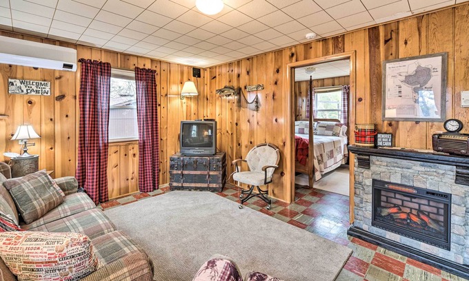 Osceola Cabin | Lakefront Osceola Cottage w/ Boat Dock Access