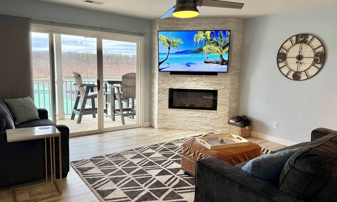 Osage Beach Condo | Lakefront Parkview Bay Condo/Amazing Views/Boat Slip