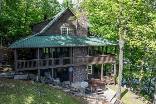 Aquone House | Lakefront Point Retreat on Nantahala Lake with Dock