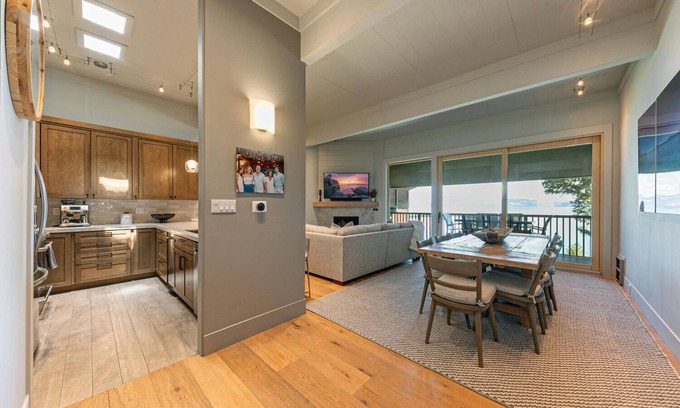 Tahoe Tavern House | Lakefront|Pool|Pier|Bouys|Pickleball|Walk to town