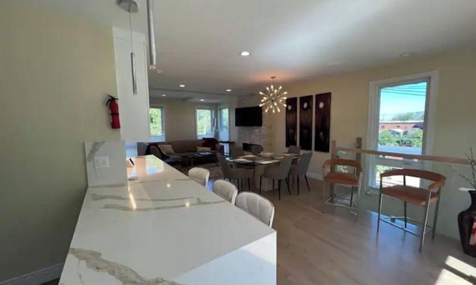 Oakland House | Lakefront property , minutes from McCormick Place and Downtown Chicago.