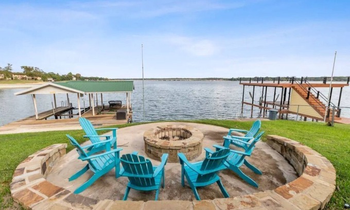 Enchanted Oaks House | Lakefront retreat, hot tub, firepit, pets