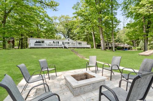 Pullman House | Lakefront Retreat in a Serene Country Setting