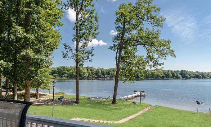 Pullman House | Lakefront Retreat in a Serene Country Setting