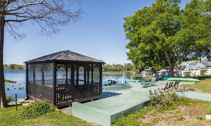 Casselberry House | Lakefront Retreat ~ Kayak ~ Fish ~ Relax ~ Unwind