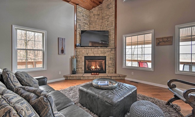 Cub Run House | Lakefront Retreat w/Views, Near Mammoth Cave!