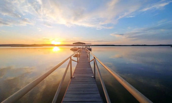 Graford Cabin | Lakefront retreat with private Boat Ramp, Dock, Hot Tub, and Stunning Sunsets ☀️
