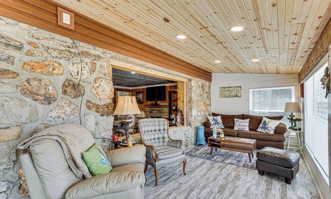 Rocky Mount House | Lakefront Rocky Mount Main House w/3 Cabins!