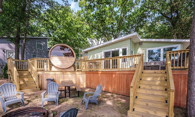 Mecosta Cottage | Lakefront | Sauna, Kayaks, Fire Pit, & Huge Deck