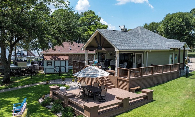 Leisure Land House | Lakefront Stay w/Fire Pit, Grill & Private Dock