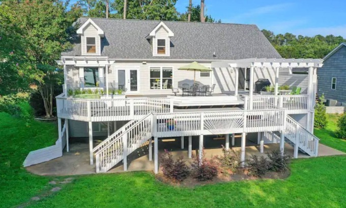 Henrico House | Lakefront, sunsets, dock, firepit, ping pong table