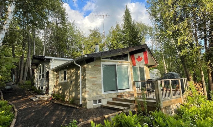Uxbridge House | LAKEFRONT SUNSETS & HOTTUB