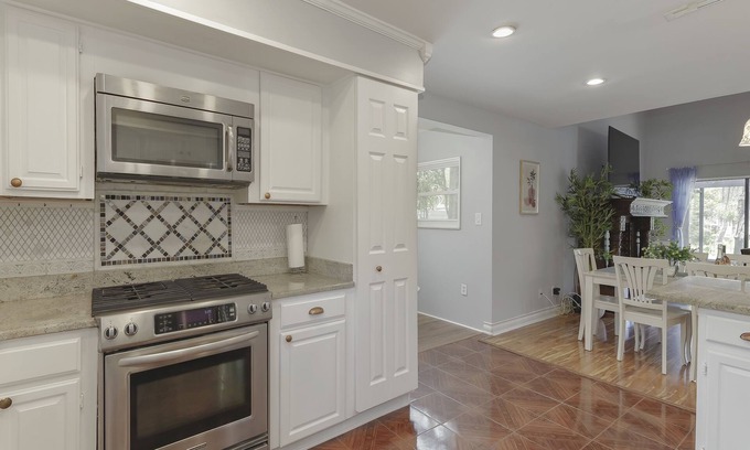 Wilson Lake House | Lakefront Tampa home w/pool table + outdoor patio