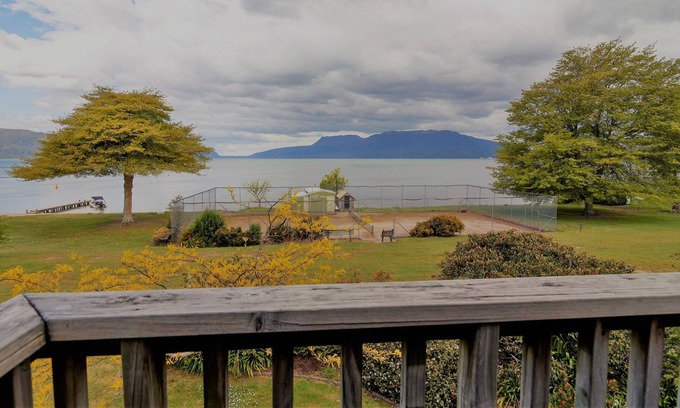 Lake Tarawera House | Lakefront Tarawera Bliss