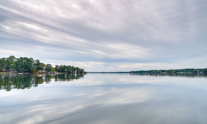 Lone Star Cabin | Lakefront Texas Abode w/Kayaks, Fire Pit & Patio!