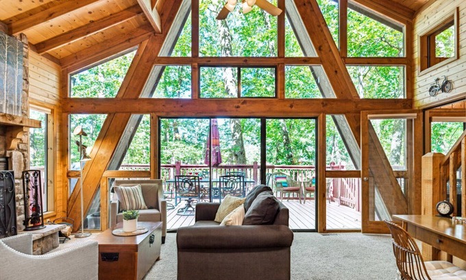 Wright City Ski Chalet | Lakefront Timberline Chalet