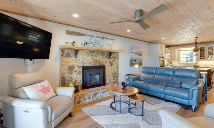 Morganton House | Lakefront Townhome w/Dock: 6 Mi to Blue Ridge!