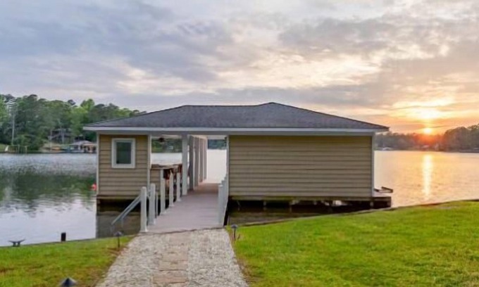 Henrico House | Lakefront View, 5BR, PET-Friendly, Firepit, Dock, Games, Up to 14