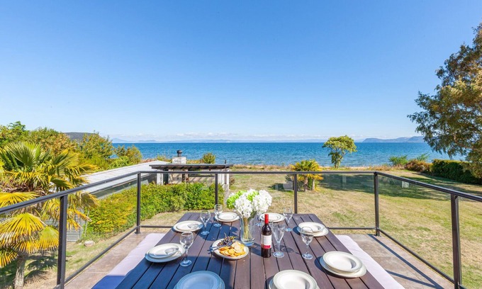 Waitahanui House | Lakefront Villa - Waitahanui Holiday Home