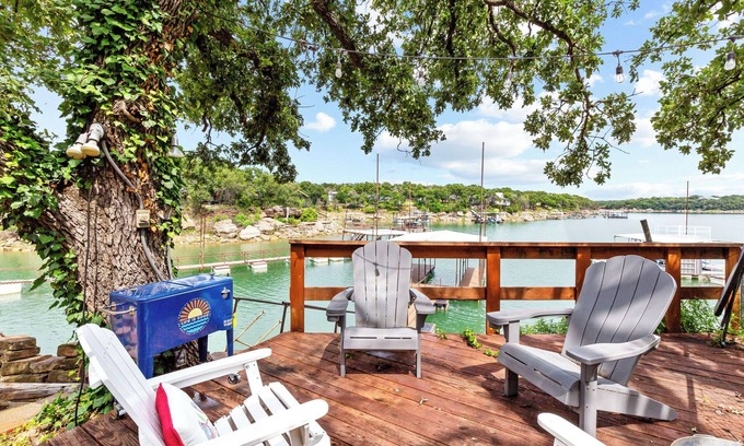 Cisco House | LAKEFRONT ~ Weekday & Spring Deals! Fishing ~ Private Dock ~ Pets OK