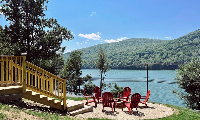 New Fairfield House | Lakehouse Boat Dock, Kayaks, Fire-Pit, Pool Table, Air Hockey, Hammock, King Bed