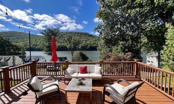 New Fairfield House | Lakehouse; Kayaks, Grill, FirePit, Gym, Movie Room, Pool Table, Air Hockey etc!