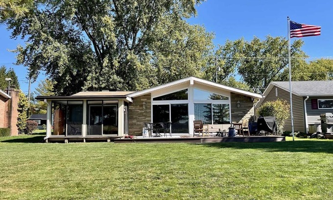 Conneaut Lakeshore House | Lakehouse on the Canal
