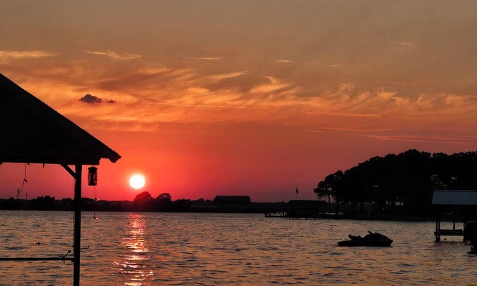Gun Barrel City House | Lakehouse Retreat to Relax & Unwind, and take in the Best Sunsets on the Lake!