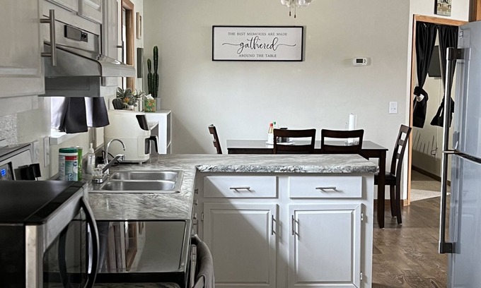 Whitetail House | Lakehouse retreat walking distance to fishing, beach, ice cream and restaurant