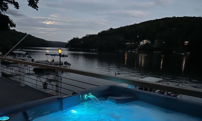 Southbury House | Lakehouse with Amazing View, Jacuzzi, Parks, Attractions Perfect for Families