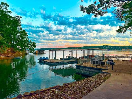 Sunrise Beach House | Lakehouse Wpools, Hottub, Dock, Sauna,playground