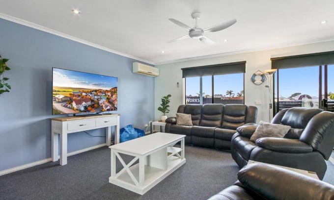 Lakes Entrance Apartment | Lakes in Town