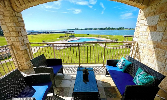 Eureka Condo | Lakeshore Escape Pool, Lake, Pool Table, Arcade Machine 2 KING BEDS, sleeps 8