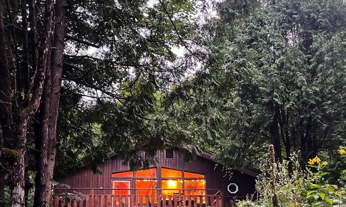 Sainte-Cecile de Masham Cottage | Lakeside wooden cottage, 10km from Wakefield & 5 minutes from Gatineau Park